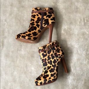 Beautiful Tory Burch Leopard Print Booties